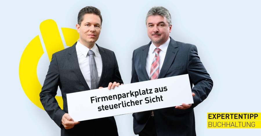 Zwei Personen im Anzug, Hinweis „Firmenparkplatz aus steuerlicher Sicht"